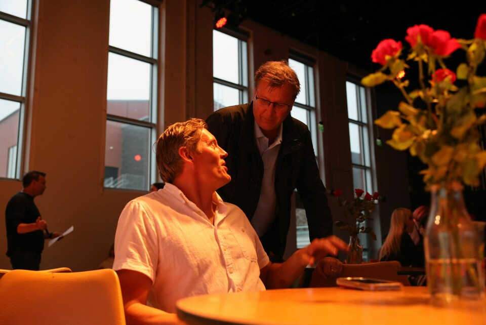 Gruppeleder Dag Mossige i prat med Ap-veteran Jone Laursen. Kari Nessa Nordtun i starten på valgvaken på Tou, her i prat med blant andre Stian Nevøy.
