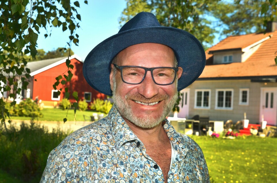 – Hvorfor ikke gjøre noe jeg ikke kan, tenkte Atle Hoff og kjøpte familiegården. I mange år har han hatt hele verden som arbeidsplass. Som danser og personlig trener. Nå skal gården i Indre Østfold bli en arena for opplevelser, kunst og bevegelse. Atle Hoff