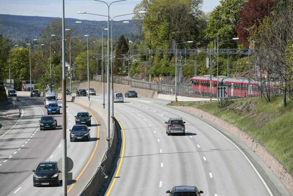 Utbyggingen av E18 har allerede pågått i flere år, og arbeidet på Høvik er først ferdig nærmere 2030. MDG vil at bilistene skal betale mer i bompenger på strekninger mellom hovedveiene i Sør-Norge der det også går tog. Foto: Lise Åserud / NTB