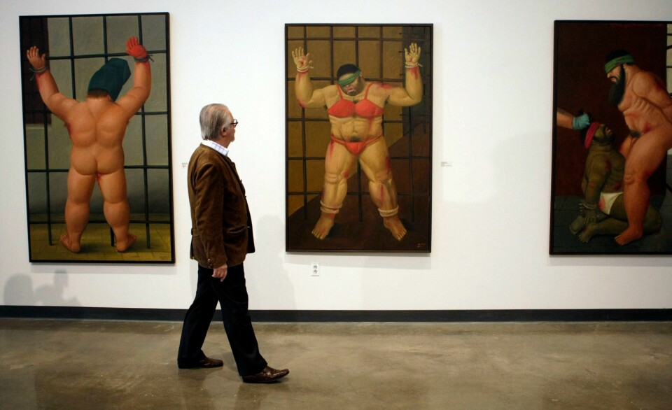 Den colombianske kunstneren Fernando Botero ser på sine egne verk på utstillingen «Art of Confrontation» på American University Museum i Washington i 2007. Maleriene fremstiller torturen i Abu Ghraib-fengselet. Den colombianske kunstneren Fernando Botero ser på sine egne verk på utstillingen «Art of Confrontation» på American University Museum i Washington i 2007. Maleriene fremstiller torturen i Abu Ghraib-fengselet. Foto: Pablo Martinez Monsivais / AP / NTB