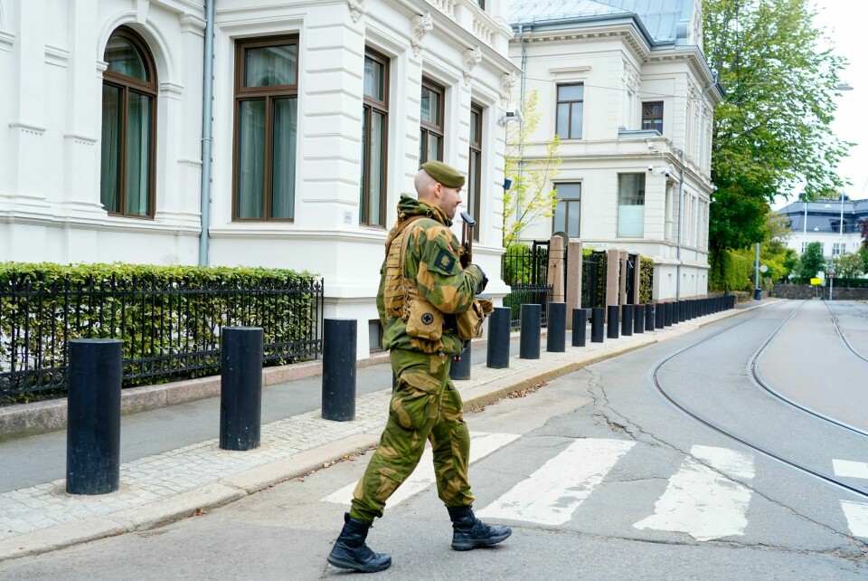 Fra en tidligere øvelse i Oslo. Bildet viser en soldat i uniform. Fra en øvelse utenfor statsministerboligen i Oslo.
