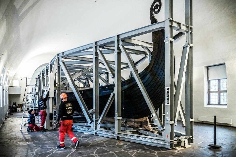 Når vi nå bygger ut Vikingskipsmuseet, bør det også være plass til å vise hvordan vikingenes krigsskip – drageskipene – så ut, mener Børre Werner. Bildet viser Osebergskipet, som er pakket inn i en stålrigg for å beskytte det under ombyggingen. Vikingtidsmuseet på Bygdøy