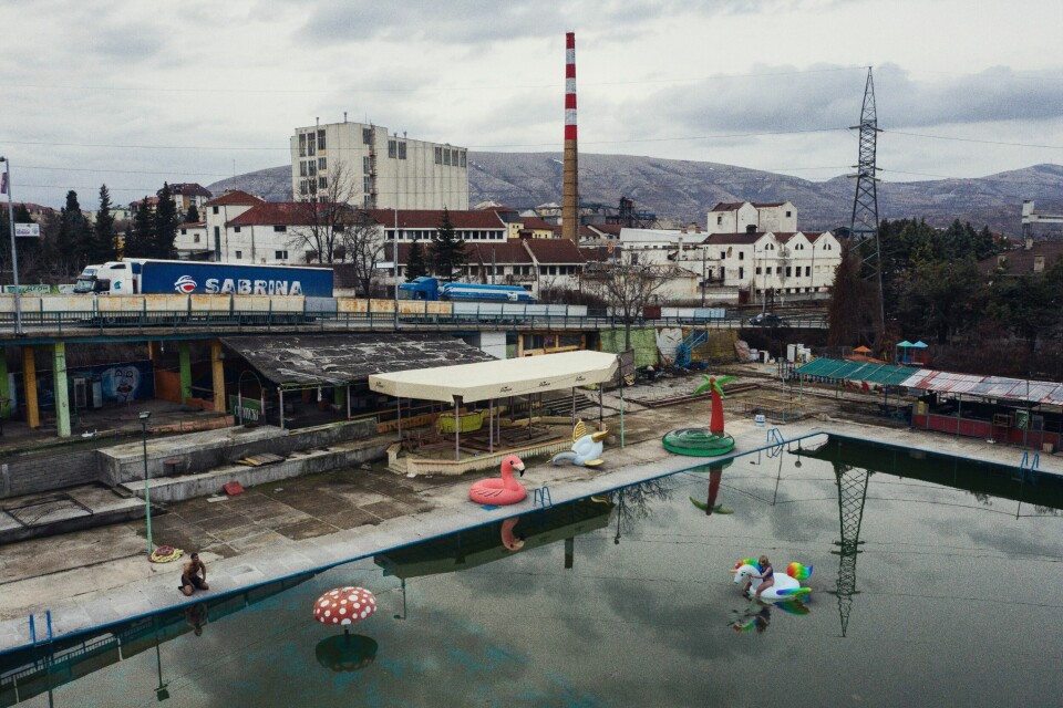 Jonas Bendiksens bilder fra Makedonia i prosjektet «The Book of Veles» er delvis datagenererte, men ble presentert som sanne bilder da boken kom ut. Oslo Negativ