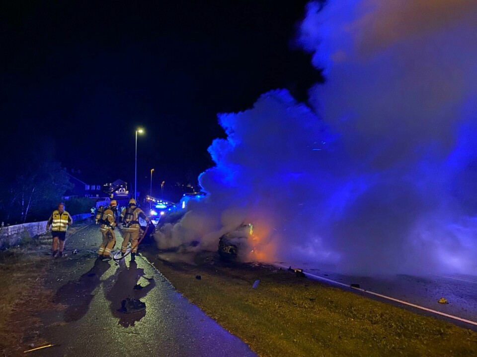 Tre personer er døde etter at to biler kolliderte i Florø sentrum i Kinn kommune fredag kveld. En av bilene tok umiddelbart fyr etter sammenstøtet. Tre personer er døde etter at to biler kolliderte i Florø sentrum i Kinn kommune fredag kveld. En av bilene tok umiddelbart fyr etter sammenstøtet.