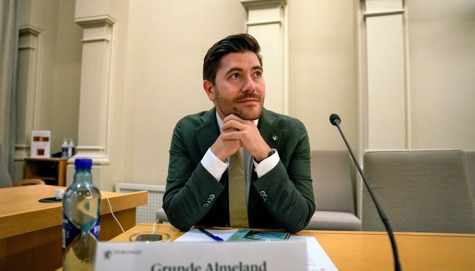 Grunde Almeland (V) er saksordfører kontroll- og konstitusjonskomiteen på Stortinget og ha ansvaret med å følge opp komiteens arbeid med de mange bruddene på regjeringens habilitetsregler. - Støre freder Huitfeldt med å si at regelverket ikke var detaljert nok til at hun kunne forstå det. Det holder ikke vann, sier Venstres Grunde Almeland. Han er saksordfører i kontrollkomiteens habilitetssak mot regjeringen. Foto: Beate Oma Dahle / NTB