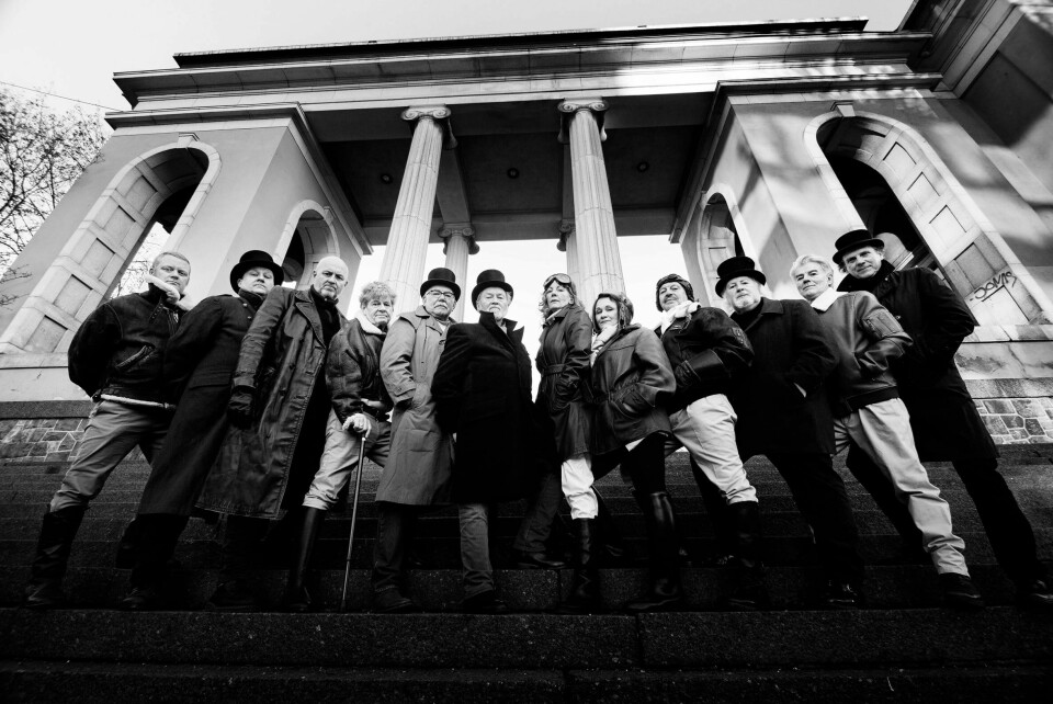 Undertakers Circus har gjenskapt det legendariske coverbildet fra 'Ragnarock' i 1973 med besetningen som skal opptre på jubileumskonsertene. Foto: Undertakers Circus Undertakers Circus har gjenskapt det legendariske coverbildet fra «Ragnarock» i 1973 med besetningen som skal opptre på jubileumskonsertene. Foto: Undertakers Circus