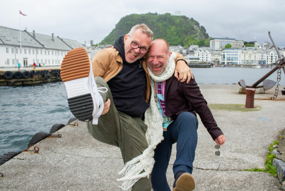 Det ble ikke bonderomantikk mellom Jakten-bonden Tormod Bakke Johnsen og frieren Atle Hoff. Her avbildet fra turen sammen til Ålesund. Det ble ikke bonderomantikk mellom Jakten-bonden Tormod Bakke Johnsen og frieren Atle Hoff. Her avbildet fra turen i Ålesund sammen.