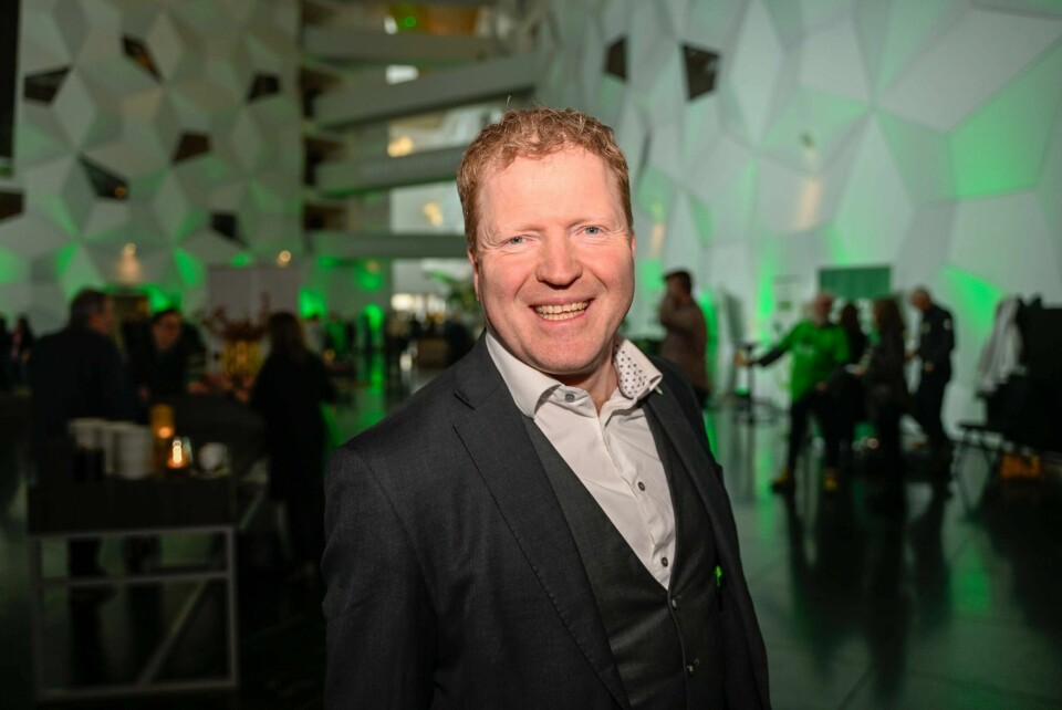 Kommunal- og distriktsminister Sigbjørn Gjelsvik (Sp) blir ikke med på departementets sommerfest i år etter en klineepisode på fjorårets sommerfest. Regjeringen vil ikke legge press på kommuner om å slå seg sammen, sier kommunal- og distriktsminister Sigbjørn Gjelsvik (Sp). Han fikk onsdag overlevert en rapport som konkluderer med at kommuner med få innbyggere og som ligger usentralt til, sliter med å løse lovpålagte oppgaver. Arkivfoto: Joakim Halvorsen / NTB