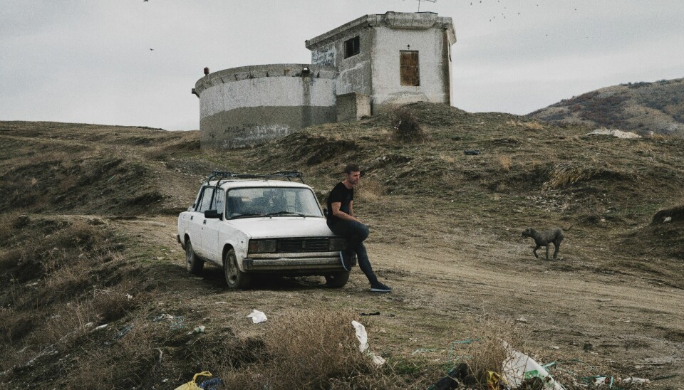 Jonas Bendiksens bilder fra Makedonia i prosjektet «The Book of Veles» er delvis datagenererte, men ble presentert som sanne bilder da boken kom ut. Oslo Negativ