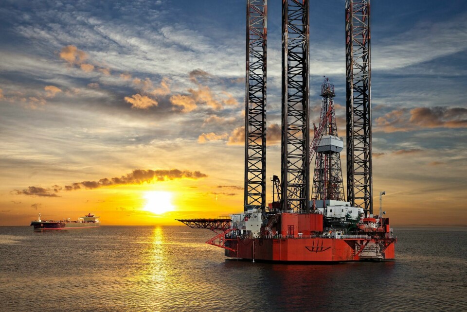 Oljedirektoratet fremstiller det nå som om et nytt norsk Soria Moria ligger og venter på oss – ikke ulikt oljeeventyret, skriver forfatterne av innlegget. Bildet viser en borerigg til havs. Offshore borerigg