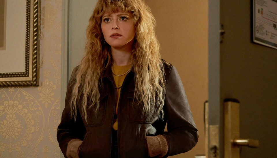 Høstens beste detektime: Charlie Cale ( Natasha Lyonne) er den litt rufsete kasinoverten som kan se når folk lyver, en unik evne hun begynner å bruke til å avsløre mordere på hennes litt uvørne måte. Høstens beste detektime: Charlie Cale ( Natasha Lyonne) er den litt rufsete kasinoverten som kan se når folk lyver, en unik evne hun begynner å bruke til å avsløre mordere på hennes litt uvørne måte.