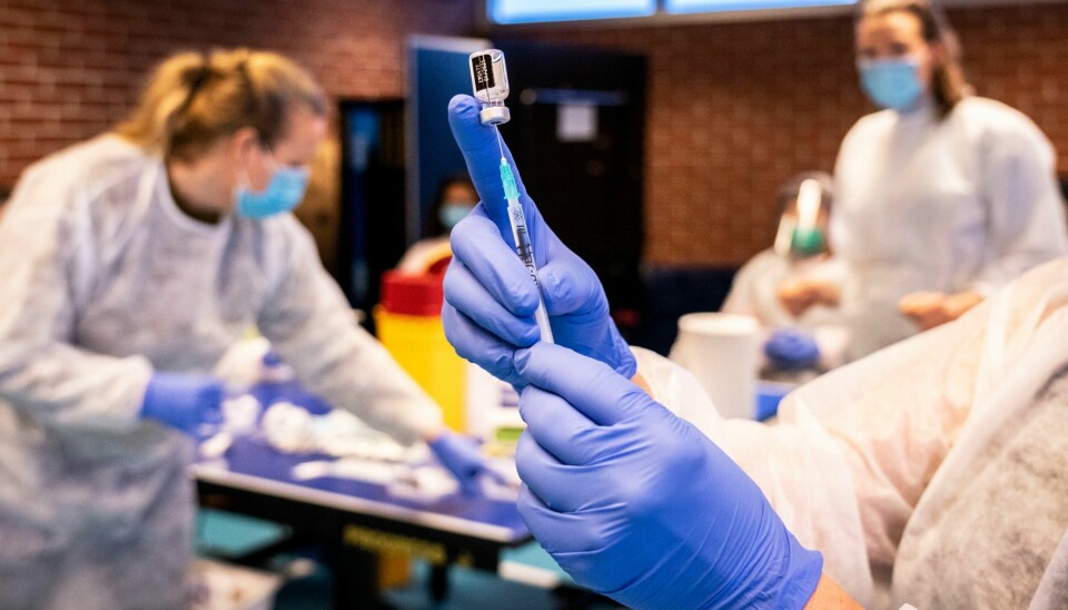 — Blant ikke-menstruerende kvinner som rapporterte blødning etter vaksine, rapporterte de fleste at de hadde én enkelt blødningsepisode, at blødningen varte i en uke eller kortere, og at blødningen ikke var kraftig, sier lege og forsker Kristine Blix. Her fra vaksinasjon av innbyggere i Drammen tilbake i januar 2021.