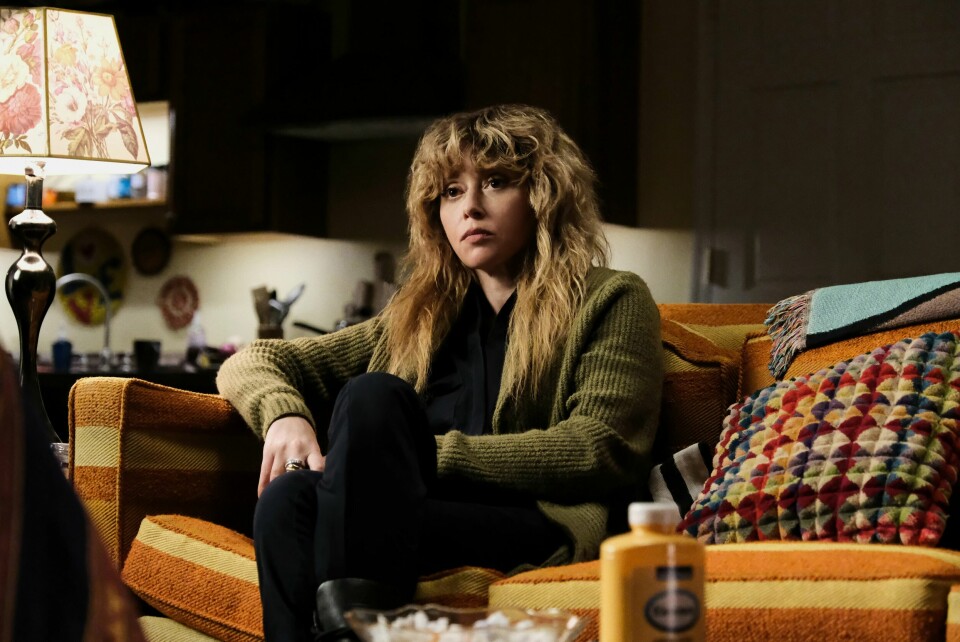 Natasha Lyonne, komiker og skuespiller du kanskje har sett i «Orange in the New Black» og «Russian Doll» er knallgod som Charlie, snushanen som klarer å rote seg inn i farlige saker hvor enn hun går - og løser en sak hver episode slik Columbo gjorde i Detektimen på 70-tallet. Natasha Lyonne, komiker og skuespiller du kanskje har sett i «Orange in the New Black» og «Russian Doll» er knallgod som Charlie, snushanen og amatørdetektiv som klarer å rote seg inn i farlige saker hvor enn hun går - og løser en sak hver episode slik Columbo gjorde i Detektimen på 70-tallet.