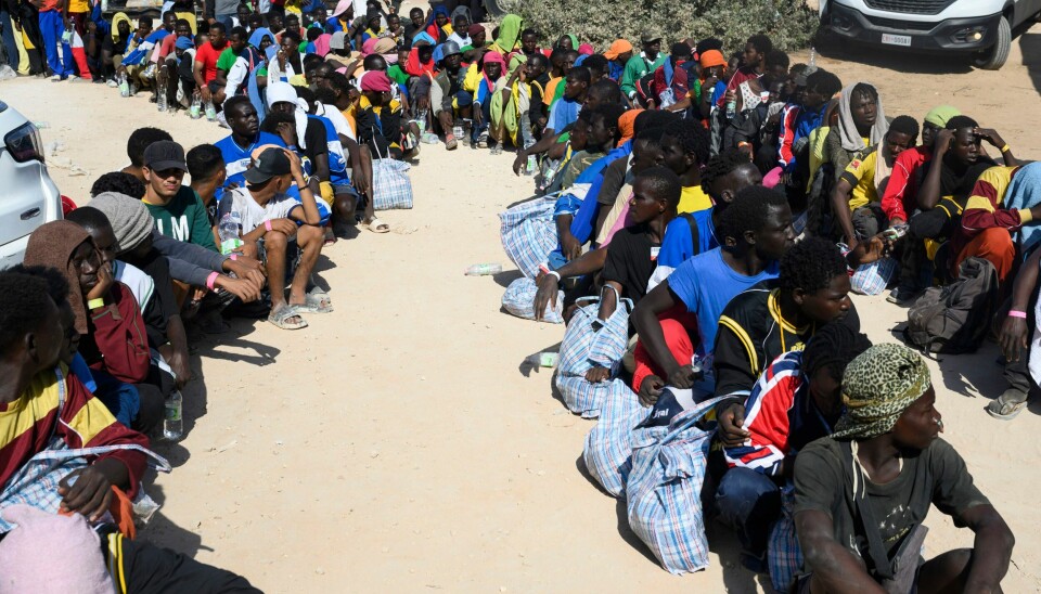 Migranter og flyktninger venter på å bli registrert på mottakssenteret på den italienske øya Lampedusa. Migranter og flyktninger venter på å bli registrert på mottakssenteret på den italienske øya Lampedusa. Foto: Valeria Ferraro / AP / NTB