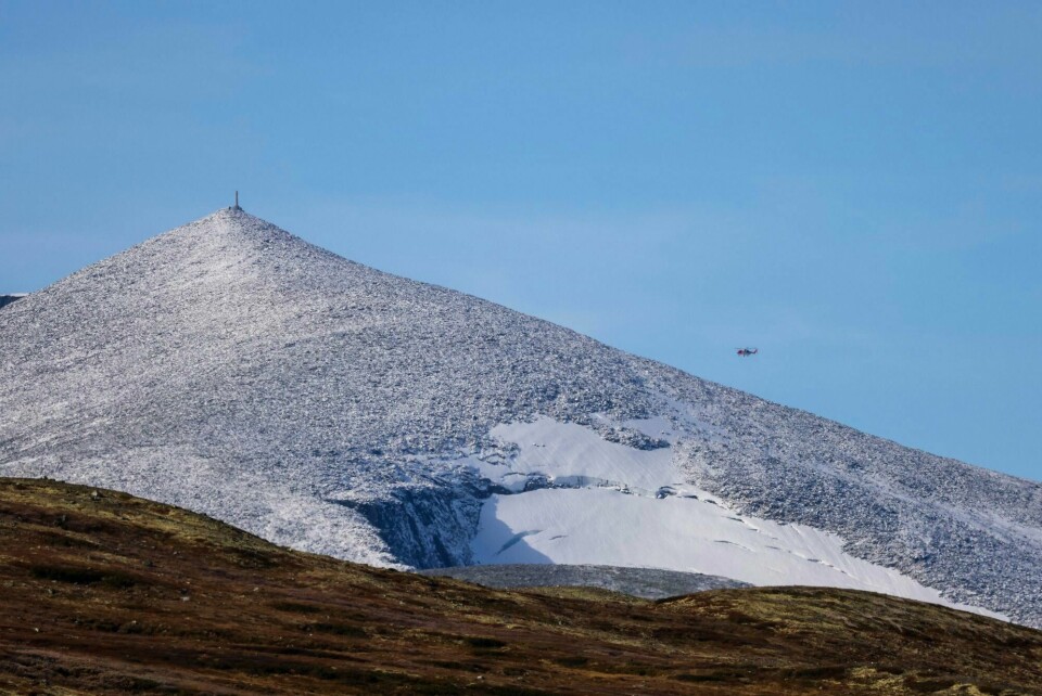 Et redningshelikopter flyr ved Snøhetta. Det er satt i gang en redningsaksjon på Snøhetta etter at en person har falt ned. Skadeomfanget er ukjent. Et redningshelikopter flyr ved Snøhetta. Det er satt i gang en redningsaksjon på Snøhetta etter at en person har falt ned. Skadeomfanget er ukjent.