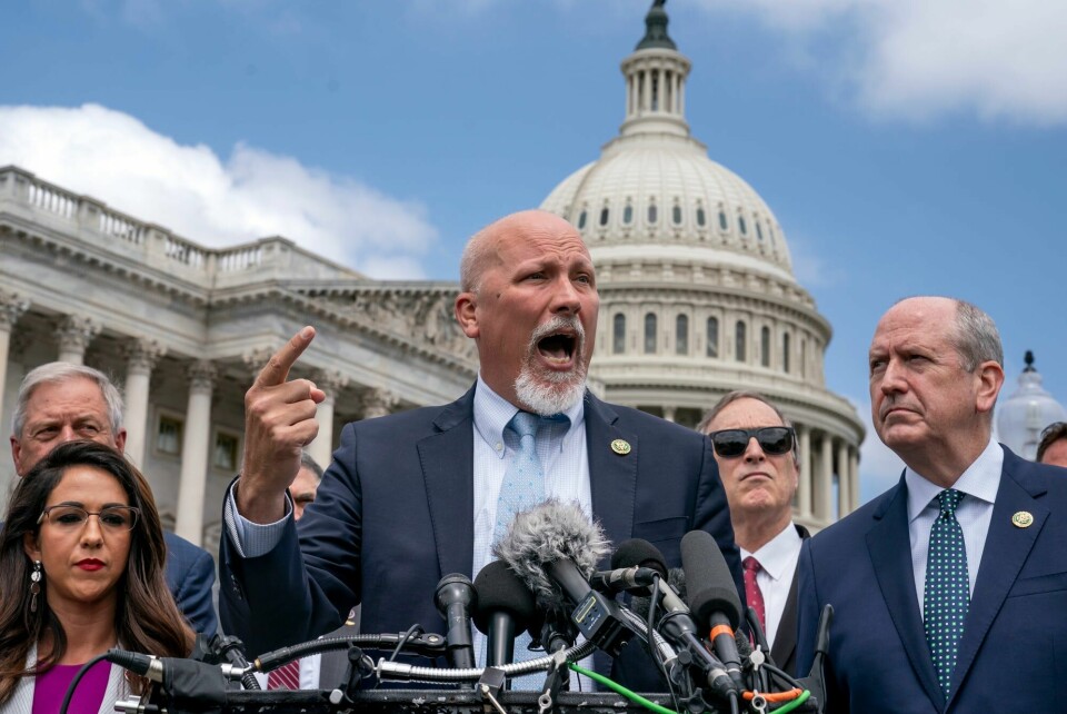 Medlemmer av den ytterliggående grupperingen House Freedom Caucus holder pressekonferanse utenfor Kongressen under de knallharde budsjettforhandlingene i vår. Nå truer de med å velte avtalen som ble inngått og stenge ned USA. Medlemmer av den ytterliggående grupperingen House Freedom Caucus holder pressekonferanse utenfor Kongressen under de knallharde budsjettforhandlingene i vår. Nå truer de med å velte avtalen som ble inngått og stenge ned USA.