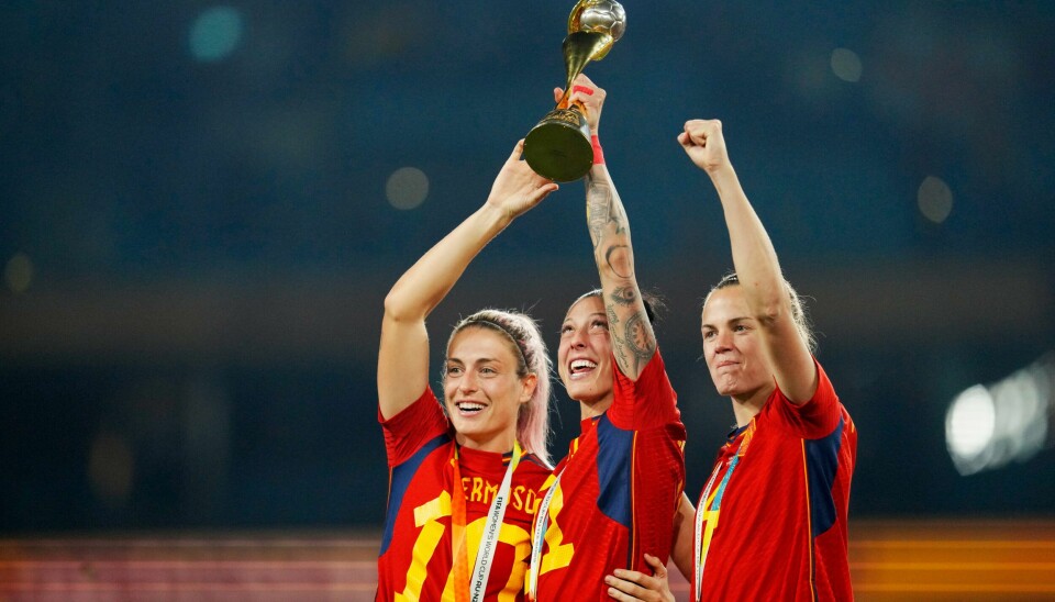 Alexia Putellas (t.v.) og Irene Paredes (t.h.) er tatt ut til nasjonsligakamper mot Sverige og Sveits. Jennifer Hermoso (i midten) er utelatt. De spanske VM-vinnerne nekter å spille for landslaget. Foto: Abbie Parr / AP Photo / NTB.