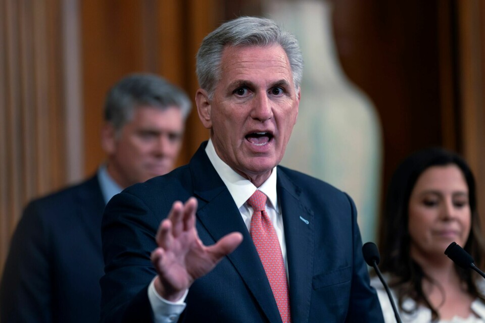 Republikanernes flertallsleder i Representantenes hus, Kevin McCarthy, er igjen under sterkt press fra sine egne når det amerikanske statsbudsjettet skal vedtas. Republikanernes flertallsleder i Representantenes hus, Kevin McCarthy, er igjen under sterkt press fra sine egne når det amerikanske statsbudsjettet skal vedtas.