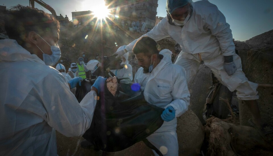 Redningsarbeidere jobber med å grave opp lik i Derna, Libya fredag. Redningsarbeidere i arbeid med å grave opp døde kropper i Derna, Libya fredag. Foto: Ricardo Garcia Vilanova / AP / NTB