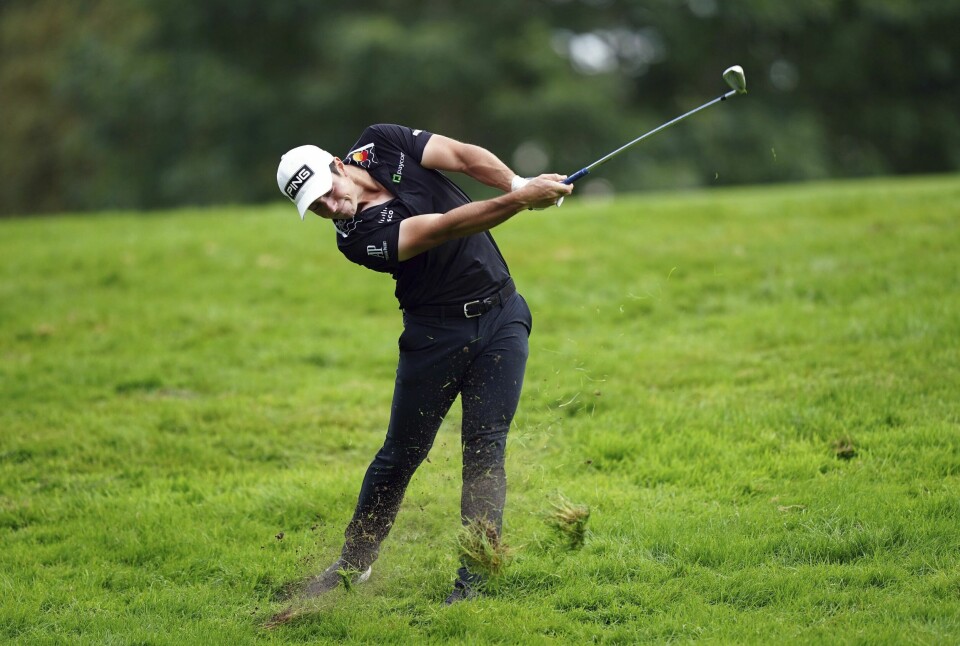 Viktor Hovland i aksjon i Europas PGA-mesterskap. Søndagens runde er midlertidig stoppet på grunn av fare for lynnedslag. Viktor Hovland i aksjon under fredagens runde i det europeiske PGA-mesterskapet. Foto: Zac Goodwin / PA / AP / NTB