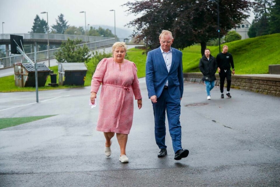 Høyre-leder Erna Solberg og hennes mann Sindre Finnes på vei for å avgi sin stemme ved kommunevalget på Skjold skole i Bergen. Sindre Finnes