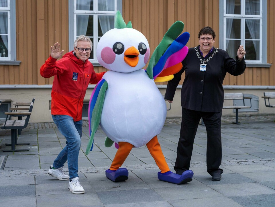 Maskoten til Ski-VM 2025 ble lansert på torget i Trondheim lørdag. VM-sjef Åge Skinstad og ordfører Rita Ottervik er åpenbart fornøyd. Maskoten til Ski-VM 2025 ble lansert på torget i Trondheim lørdag. Foto: Berre / NTB