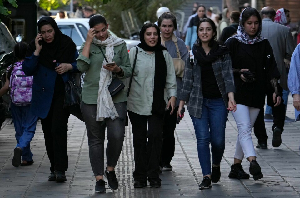 Iranske kvinner, noen uten hodeplagg, på gata i Teheran i forrige uke. Lørdag er det ett år siden Mahsa Amini døde, og landsomfattende protester mot presteregimet startet. Iranske kvinner, noen uten hodeplagg, på gata i Teheran i forrige uke. Lørdag er det ett år siden Mahsa Amini døde, og landsomfattende protester mot presteregimet startet.
