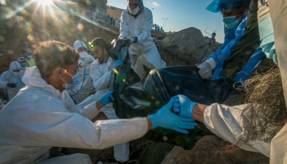 Et lik blir hentet ut fra vrakrestene i Derna i Libya fredag. Det er foreløpig uklart hvor mange som mistet livet i byen. Et lik blir hentet ut fra vrakrestene i Derna i Libya fredag. Det er foreløpig uklart hvor mange som mistet livet i byen. Foto: Ricardo Garcia Vilanova / AP / NTB