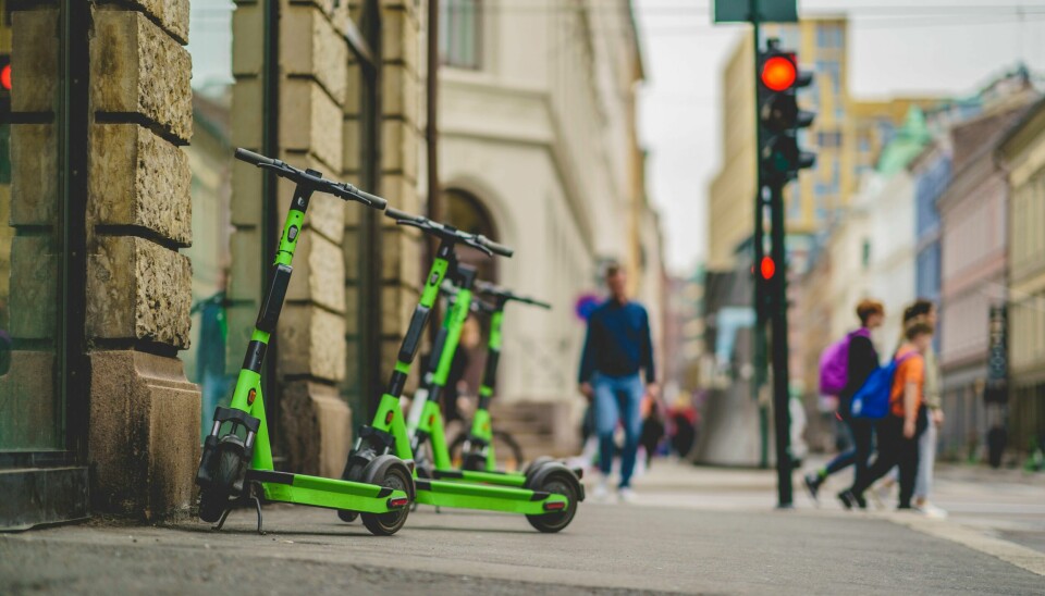 Ryde har fått klager og gebyrer fordi elsparkesyklene deres feilparkeres. Selv mener de at antallet feilparkeringer er lave. Illustrasjonsfoto. Ryde har fått klager og gebyrer fordi elsparkesyklene deres feilparkeres. Selv mener de at antallet feilparkeringer er lave. Illustrasjonsfoto: Stian Lysberg Solum / NTB