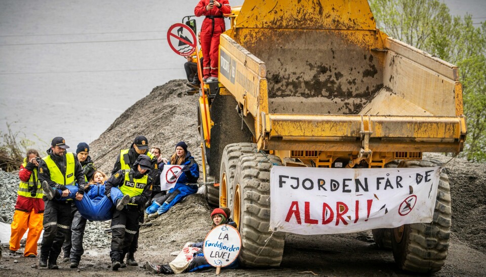 Protestene mot dumping av gruveavfall i Førdefjorden har vært mange. I fjor ble rundt 20 aksjonister pågrepet av politiet etter at de hadde lenket seg fast med kjetting for å stanse etableringen av gruveprosjektet til Nordic Mining.