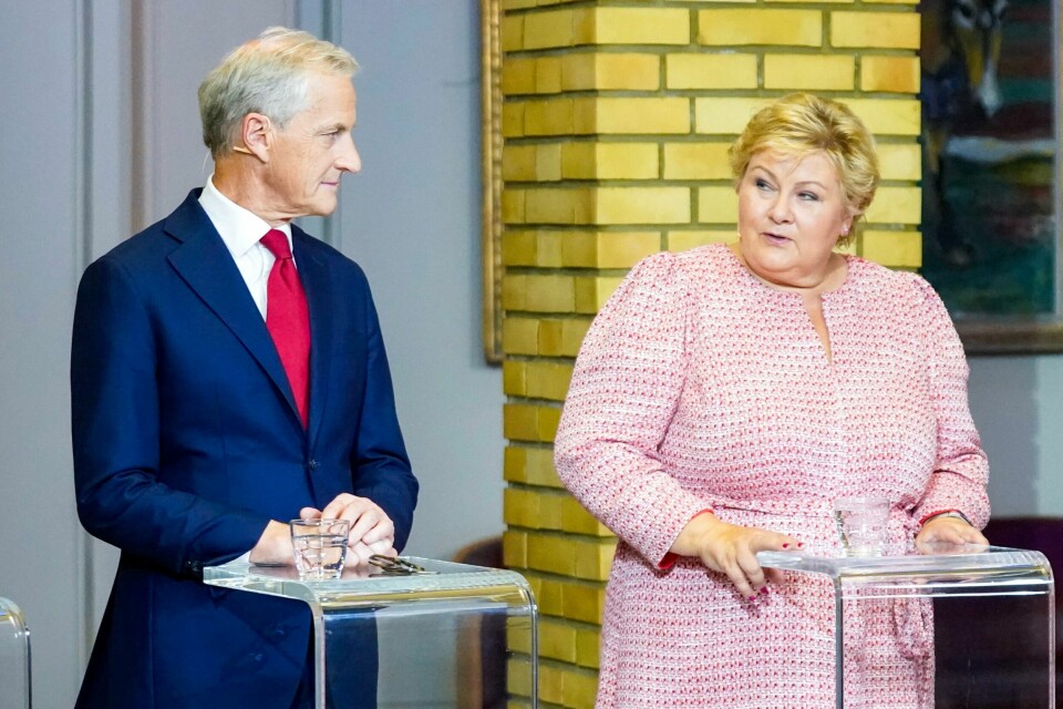 Erna Solberg (H, t.h.) bør ikke være kandidat til å etterfølge statsminister Jonas Gahr Støre (Ap), mener halvparten av de spurte i en ny meningsmåling fra Respons.Foto: Lise Åserud / NTB Jonas Gahr Støre (Ap) ser på valgets vinner: Erna Solberg (H).Foto: Lise Åserud / NTB