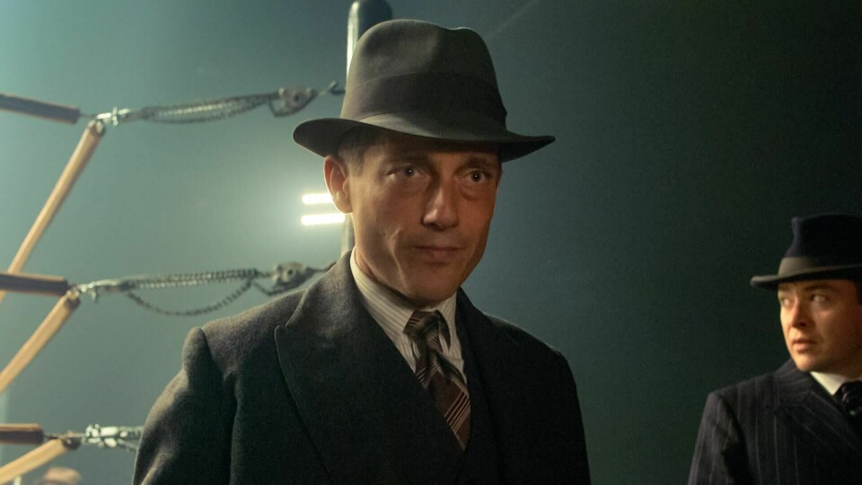 Inspektør Gereon Rath (Volker Bruch) og hans personlige utfordringer kommer mer i bakgrunnen i den nye sesongen av «Babylon Berlin», men han beveger seg fortsatt i et lekkert utseende Berlin. Den tyske serien er et visuelt mesterverk. Inspektør Gereon Rath (Volker Bruch) og hans personlige utfordringer kommer mer i bakgrunnen i den nye sesongen av «Babylon Berlin», men han beveger seg fortsatt i et lekkert utseende Berlin. Den tyske serien er et visuelt mesterverk.