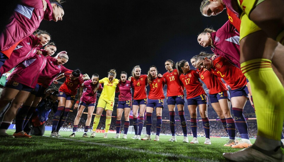 De spanske jentene har sin siste peptalk før de går ut og vinner VM-finalen mot England. De spanske jentene har sin siste peptalk før de går ut og vinner VM-finalen mot England.