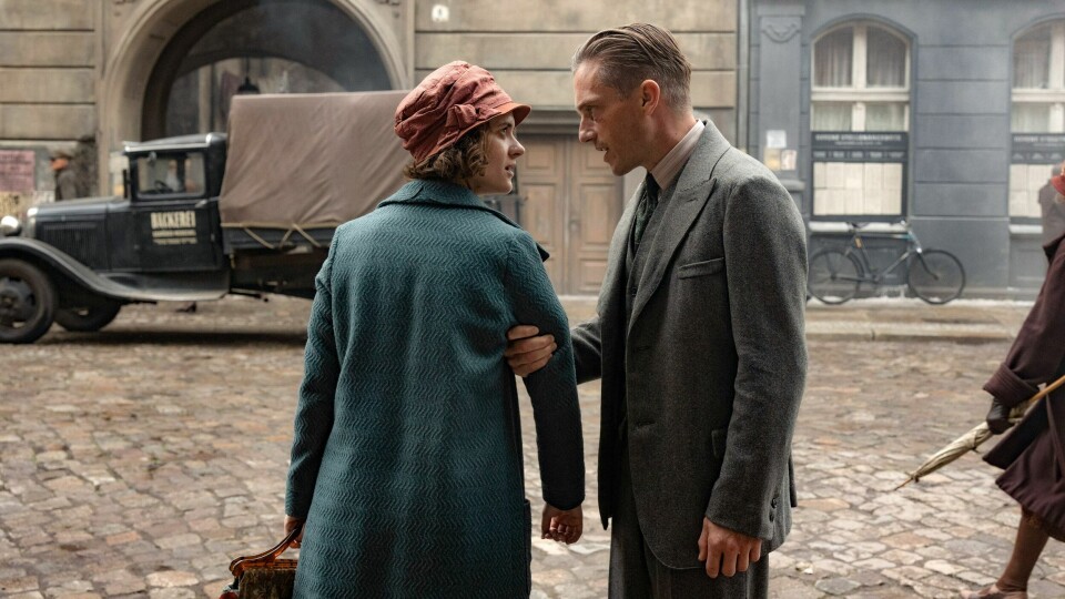 Charlotte Ritter (Liv Lisa Fries) ber venn og kollega Gereon Rath (Volker Bruch) dra et visst sted, når det blir avslørt at han er med i SA og deltar i opptøyene nazistene står bak. Charlotte Ritter (Liv Lisa Fries) ber venn og kollega Gereon Rath (Volker Bruch) dra et visst sted, når det blir avslørt at han er med i SA og deltar i opptøyene nazistene står bak.