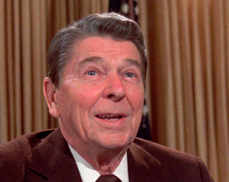 Ronald Reagan avbildet ved pulten i Det ovale kontor i Det hvite hus tilbake i 1985. Reagan satt i presidentstolen i USA i perioden 1981-1989. .