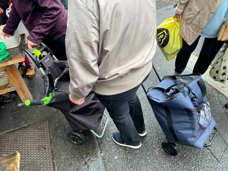 Køen ble lang for å sikre seg en pose mat. Mat
