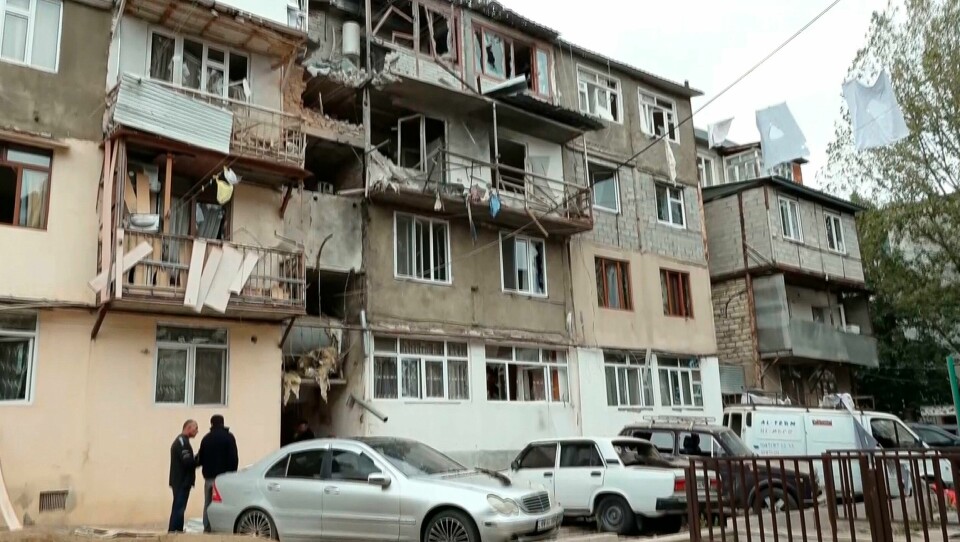 En bygning i byen Stepanakert i Nagorno-Karabakh med skader etter et artilleriangrep tirsdag. Bildet er publisert av separatistmyndighetene som hadde makten i deler av området inntil denne uken. Foto: AP / NTB Armenske separatistmyndigheter delte tirsdag ut dette bildet som skal vise ødeleggelser etter angrep på en bygning i Stepanakert i Nagorno-Karabakh. Fot: Gegham Stepanyan / AP / NTB