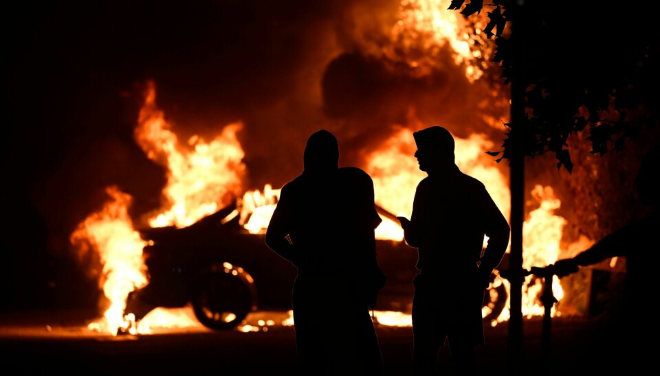 Det er steinkasting og skyting og vold terror som preger overskriftene om Sverige om dagen. Det er steinkasting og skyting og vold terror som preger overskriftene om Sverige om dagen.