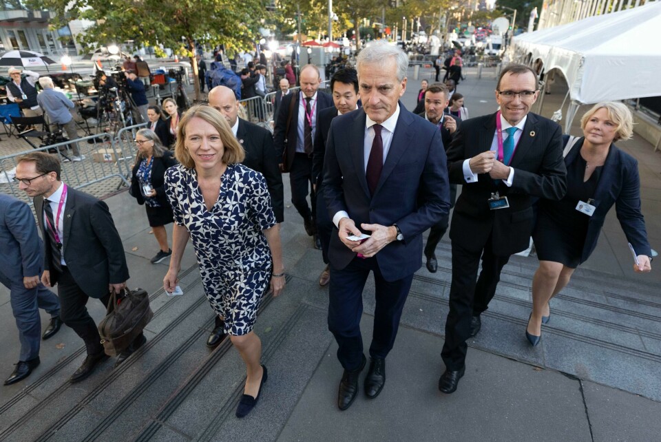 Statsminister Jonas Gahr Støre, klimaminister Espen Barth Eide og resten av den norske delegasjonen til FNs høynivåuke har dratt på en fest de ikke er invitert til, mener MDG. Sammen med de andre klimapartiene på Stortinget mener MDG at regjeringen kan takke seg selv for ikke å ha fått taletid på klimatoppmøtet. Statsminister Jonas Gahr Støre (Ap), utenriksminister Anniken Huitfeldt (Ap), klima- og miljøminister Espen Barth Eide (AP) og utviklingsminister Anne Beathe Tvinnereim (Sp) ankommer FN-bygningen i New York tirsdag. Foto: Pontus Höök / NTB