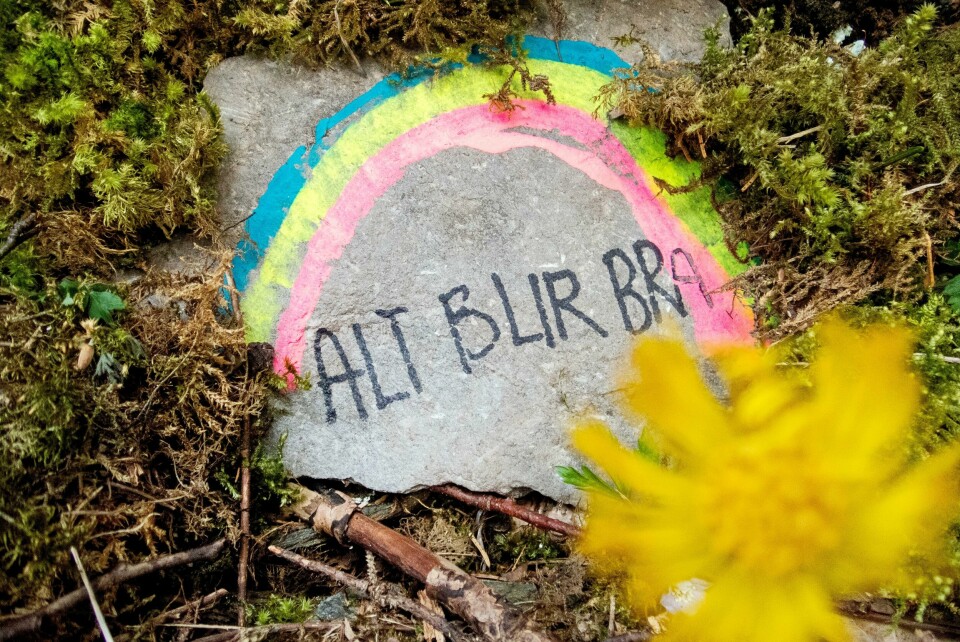 Regnbue med budskapet «alt blir bra» på en stein på en tursti Stjørdal. Over hele landet laget barn og unge regnbuer med budskapet under pandemien. Illustrasjonsfoto.