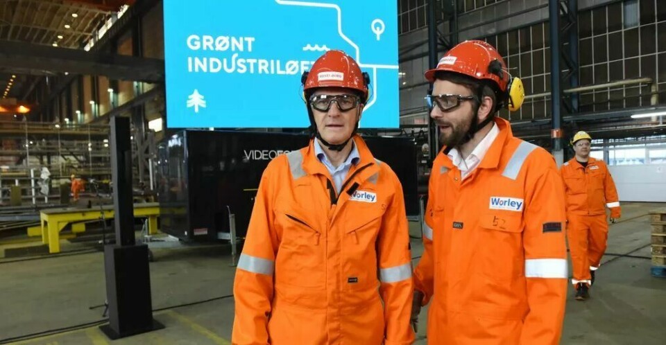 Statsminister Jonas Gahr Støre og næringsminister Jan Christian Vestre trakk på seg kjeledress og hjelm da de valgte å legge frem regjeringens grønne industriløft på Rosenberg Worley i fjor sommer. Statsminister Jonas Gahr Støre og næringsminister Jan Christian Vestre trakk på seg kjeledress og hjelm da de valgte å legge frem regjeringens grønne industriløft på Rosenberg Worley i Stavanger.