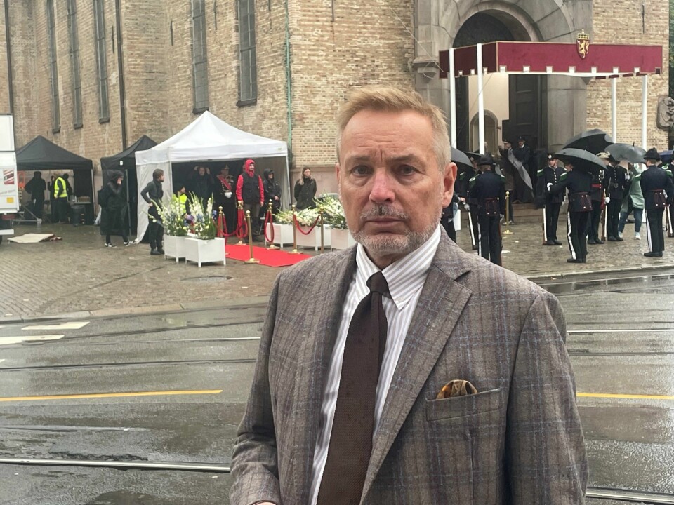 Karl Haakon SævoldLeder Norges Handikapforbund Oslo foran Oslo Domkirke. I bakgrunnen innspillingen av den nye TV-serien «Harald og Sonja». Kirke
