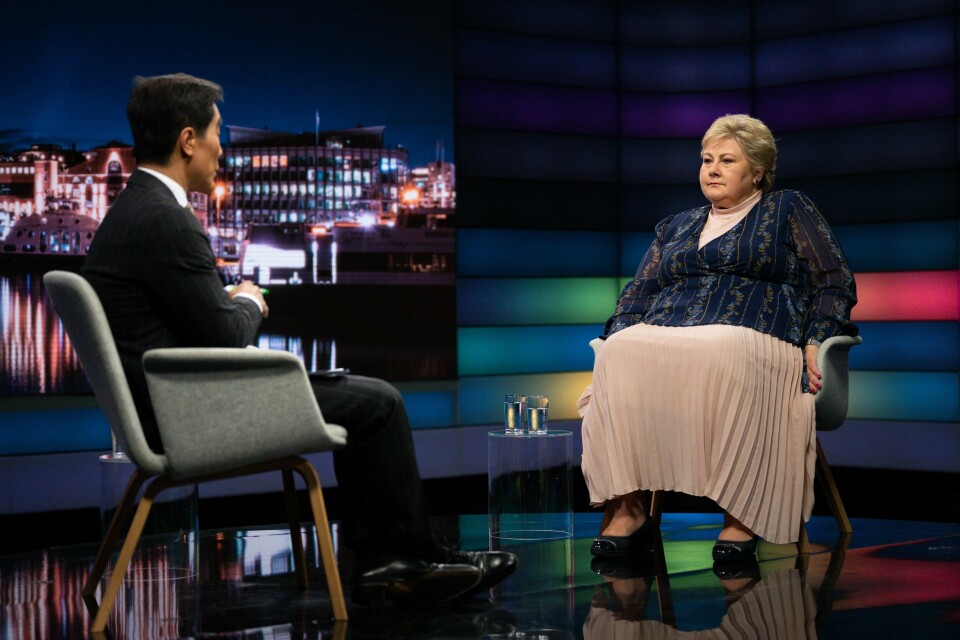 Høyres leder Erna Solberg og programleder Fredrik Solvang under Debatten på NRK torsdag kveld. Fra Debatten-studio