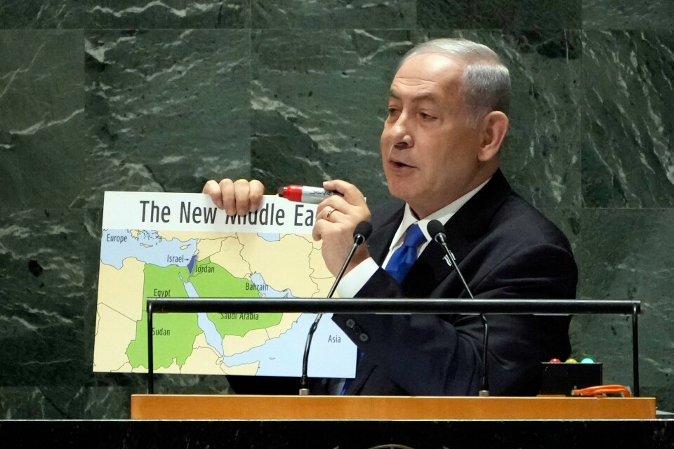 Israels statsminister Benjamin Netanyahu holder opp et kart av «det nye Midtøsten» idet han taler til FNs hovedforsamling fredag. Israel nærmer seg en avtale med Saudi-Arabia, noe statsministeren mener vil fornye regionen. Foto: Richard Drew / AP / NTB Israels statsminister Benjamin Netanyahu holder opp et kart av «det nye Midtøsten» idet han taler til FNs hovedforsamling fredag. Israel nærmer seg en avtale med Saudi-Arabia, noe statsministeren mener vil fornye regionen. Foto: Richard Drew / AP / NTB