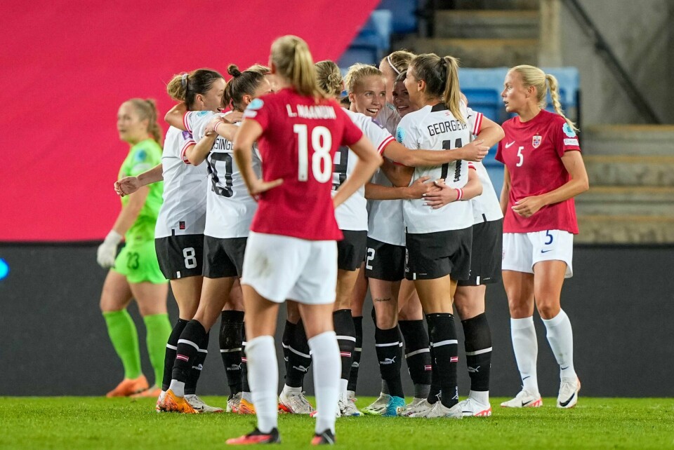 Norge spilte bra i 35 minutter mot Østerrike, men måtte se at gjestene fikk med seg poeng etter en svak andre omgang. Norge spilte bra i 35 minutter mot Østerrike, men måtte se at gjestene fikk med seg poeng etter en svak andre omgang.