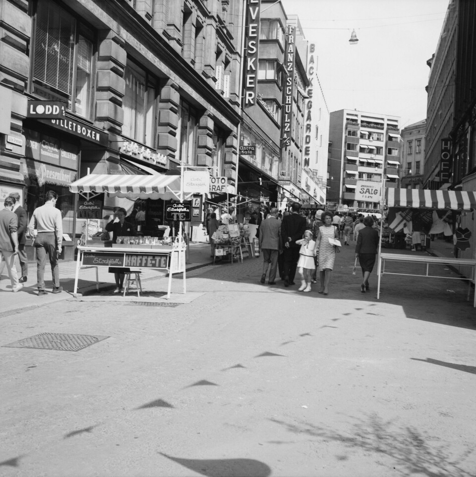 Utdeling av smaksprøver i 1966. Utdeling av smaksprøver i 1966.