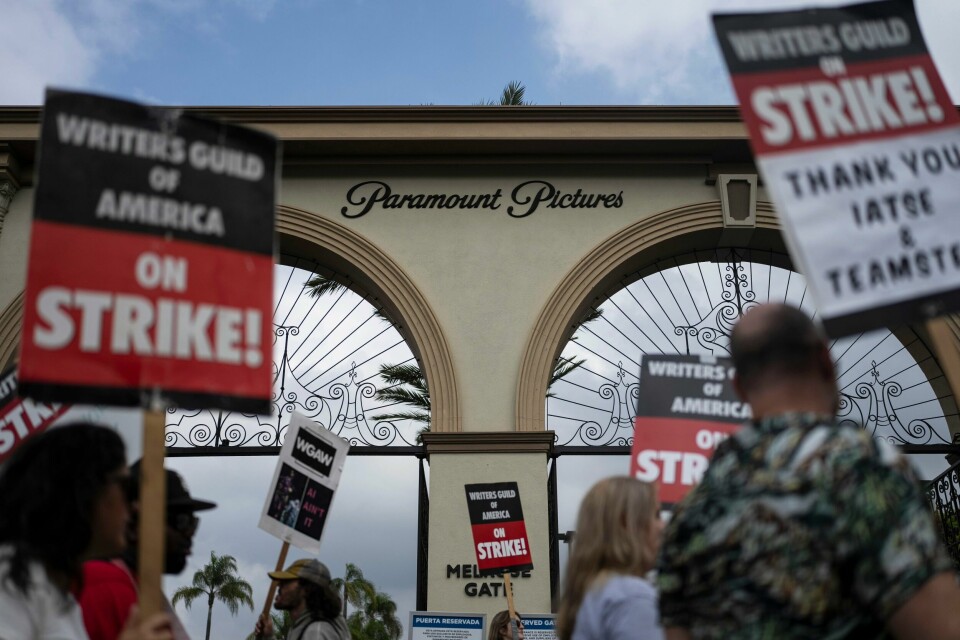 Etter nesten fem måneder er streiken trolig over for manusforfatterne i Hollywood. For skuespillerne fortsetter streiken. Etter nesten fem måneder er streiken trolig over for manusforfatterne i Hollywood. For skuespillerne fortsetter streiken. Foto: Jae C. Hong / AP / NTB