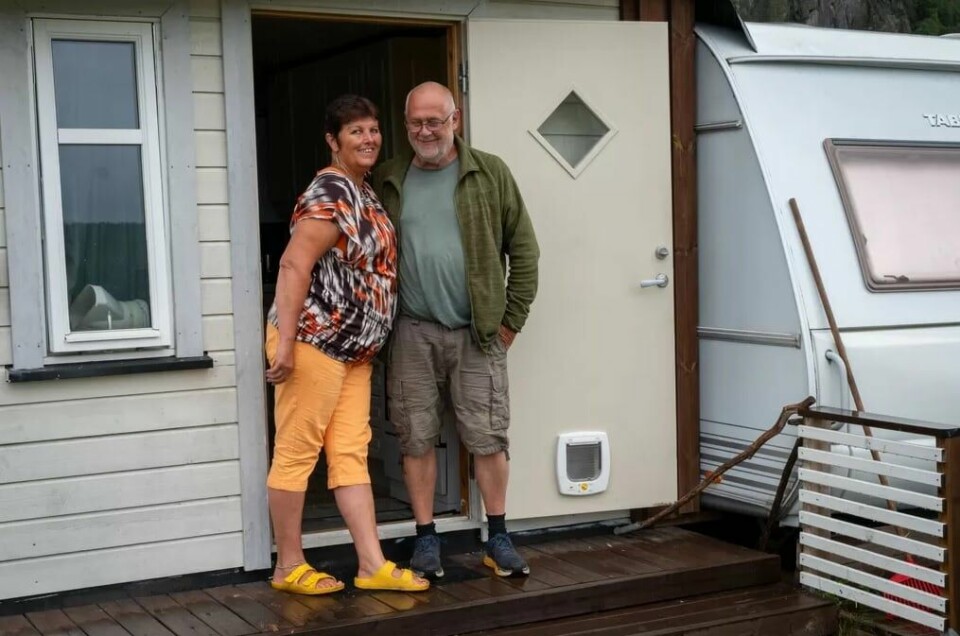 Somrene tilbringes på Sanda camping en mil fra Bø i Telemark, men tross taterblod i årene, står den vogna på samme sted hele tiden. – Vi ser etter en mindre kjørevogn, så vi får reist litt også, sier Iris. Somrene tilbringes på Sanda camping en mil fra Bø i Telemark, men tross taterblod i årene, står den vogna på samme sted hele tiden. – Vi ser etter en mindre kjørevogn, så vi får reist litt også, sier Iris.