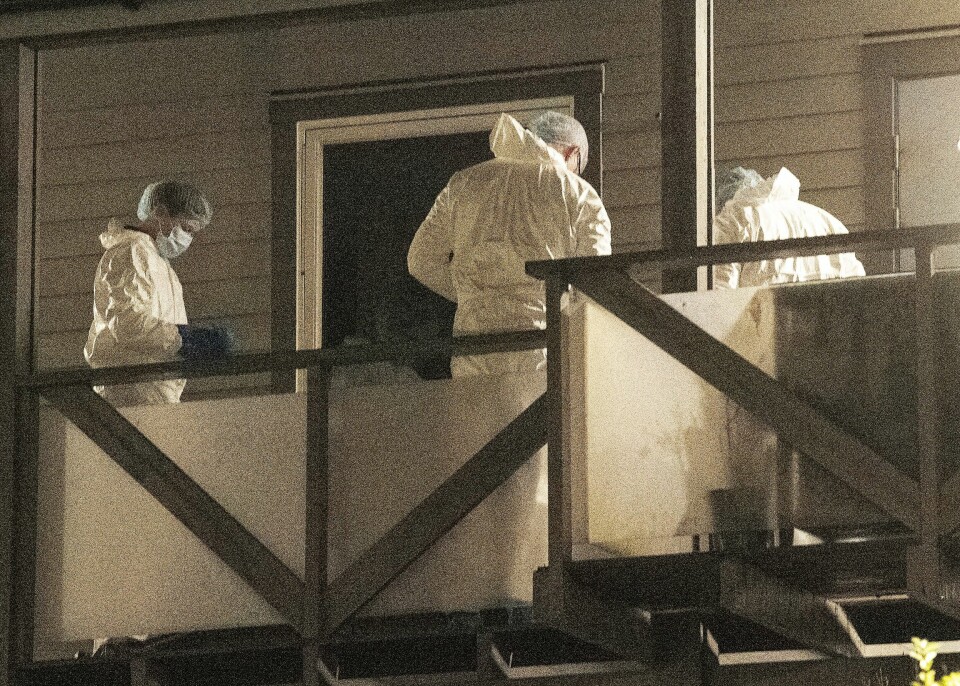 Drapsalarmen gikk etter at to personer som ble funnet livstruende skadd i Bergen i jula i fjor, døde kort tid etter. Nå er saken henlagt fordi siktede var en av de to som døde. Bildet viser krimteknikere i huset der to personer ble funnet alvorlig skadd i Bergen. Begge ble erklært døde på sykehus. Foto: Marit Hommedal / NTB