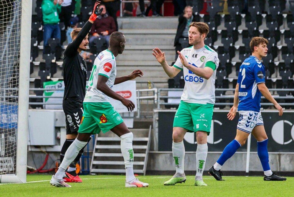 Moses Mawa scoret 1-1-målet mot Sarpsborg som reddet ett poeng. Kaptein Pål Alexander Kirkevold gratulerer. Moses Mawa scoret 1-1-målet mot Sarpsborg som reddet ett poeng. Kaptein Pål Alexander Kirkevold gratulerer. Foto: Geir Olsen / NTB